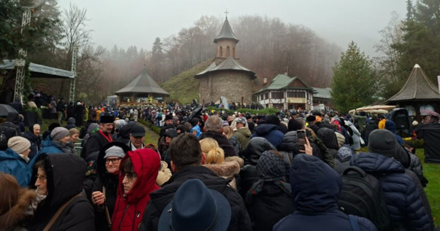 foto peste 15 000 de oameni la canonizarea lui arsenie boca 24 de pelerini au avut nevoie de ingrijiri medicale recomandarile isu 692a9d3aa1b1f