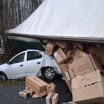 foto un camion ce transporta colete s a rasturnat pe autostrada peste o alta masina iata ce s a intamplat 691195d62eb76
