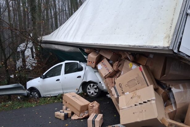 foto un camion ce transporta colete s a rasturnat pe autostrada peste o alta masina iata ce s a intamplat 691195d62eb76