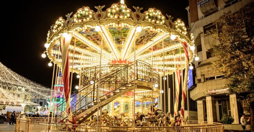 foto video imagini spectaculoase de la deschiderea targului de craciun din craiova satul lui mos craciun casute tematice si arome de sarbatore 69176bfe4b933