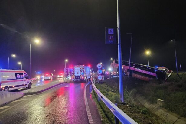 foto video un autobuz s a rasturnat pe dn 22b a fost activat planul rosu 69236caeef344