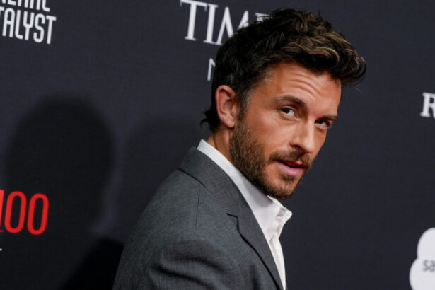 galerie foto jonathan bailey desemnat cel mai sexy barbat in viata in 2025 el este cunoscut pentru rolurile din wicked si bridgerton 6911e95d35298