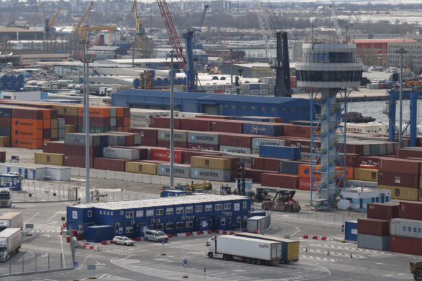 incendiu la o macara din portul constanta pompierii intervin pentru stingerea flacarilor 691cf33c10899