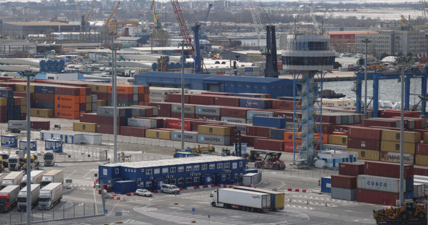 incendiu la o macara din portul constanta pompierii intervin pentru stingerea flacarilor 691cf33c10899