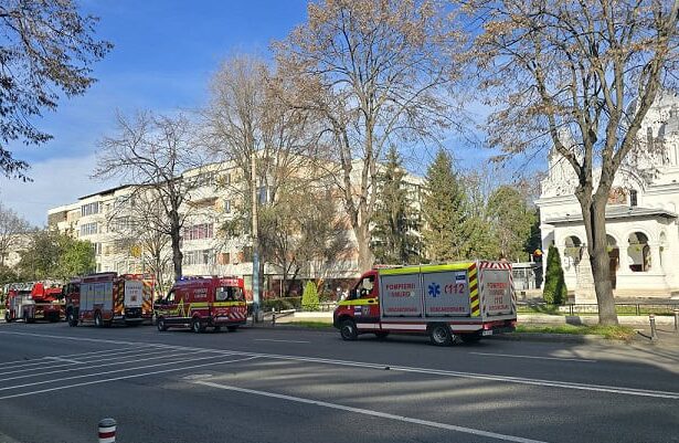 interventie a pompierilor pe bdul tomis din constanta o persoana de 84 de ani transportata la spital 692705a6d94ff