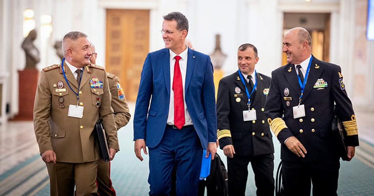 ionut mosteanu a demisionat din functia de ministru al apararii nationale 69298583d30a1