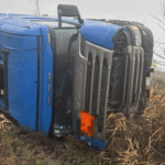 o cisterna incarcata cu 19 tone de gpl condusa de un sofer ucrainean s a rasturnat pe marginea unui drum national 692be26a0f1a9