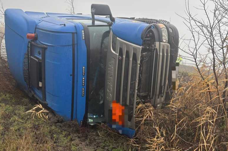 o cisterna incarcata cu 19 tone de gpl condusa de un sofer ucrainean s a rasturnat pe marginea unui drum national 692be26a0f1a9