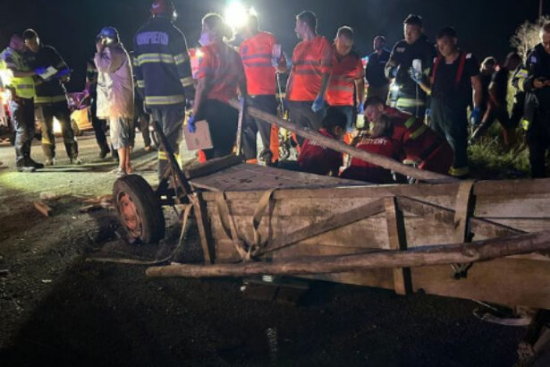 o masina a lovit o caruta pe dn 11b 4 persoane din caruta au fost ranite traficul rutier intrerupt in ambele sensuri 692b2d72c56c4