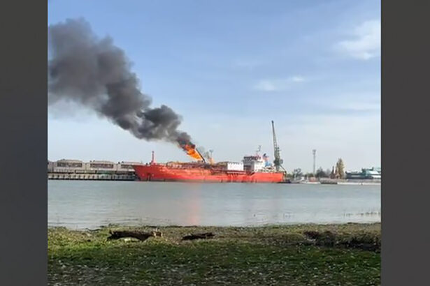 oficial locuitorii din plauru evacuati pericol major de explozie la o nava lovita de dronele rusesti 691aed3094d22