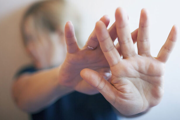 ordin de protectie o femeie a cerut evacuarea propriului sot din locuinta pentru ca o agresa de fata cu copiii si o ameninta ca o omoara 69128f4db30b9