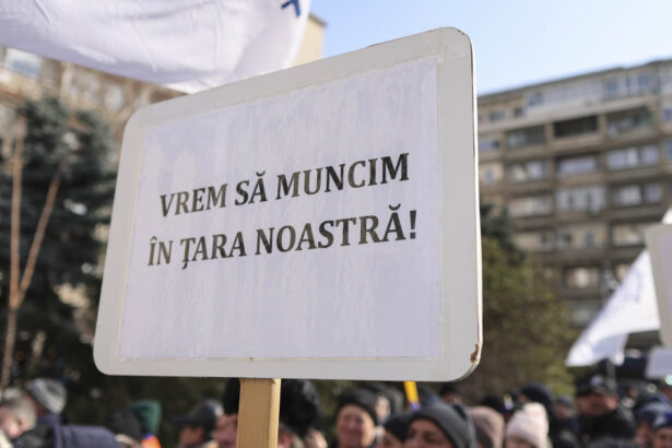 protest in industria de aparare aeronautica si navala ce ii nemultumeste pe angajati 6915c4d5d0095