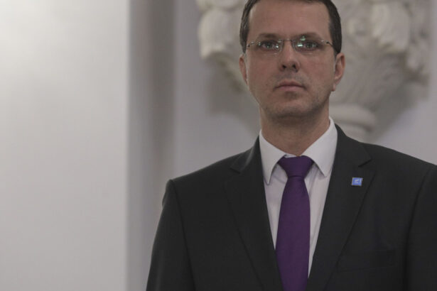 reactii in scandalul diplomei lui ionut mosteanu liderul aur george simion ii cere demisia ce spune guvernul 69285f0ce9b73