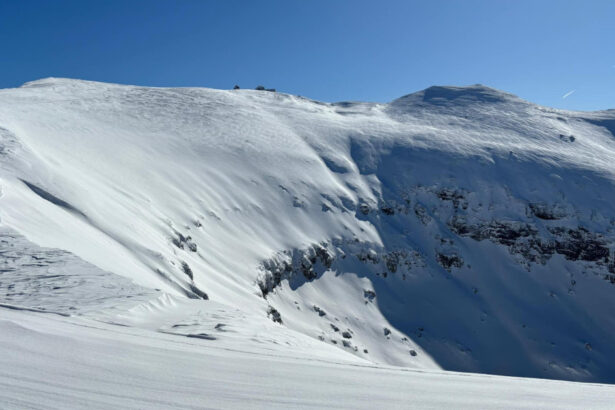 risc de avalansa pe muntii din judetul brasov turistii sfatuiti sa evite sa urce la altitudini mari 692c62bfdf8be