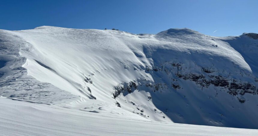 risc de avalansa pe muntii din judetul brasov turistii sfatuiti sa evite sa urce la altitudini mari 692c62bfdf8be