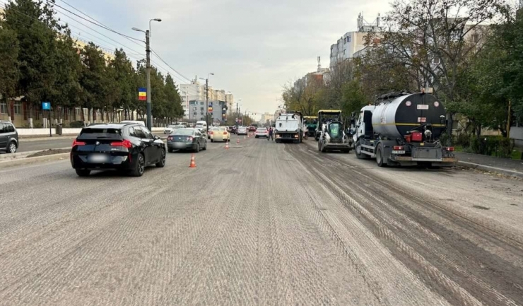 se asfalteaza carosabilul pe strada dezrobirii din constanta 691ca63ce4753