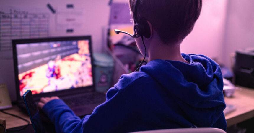 sudiu 69 dintre copiii romani cu varste intre 10 si 14 ani se joaca zilnic online 30 au baut cel putin o data iar 13 au fumat 692b30e2b665d