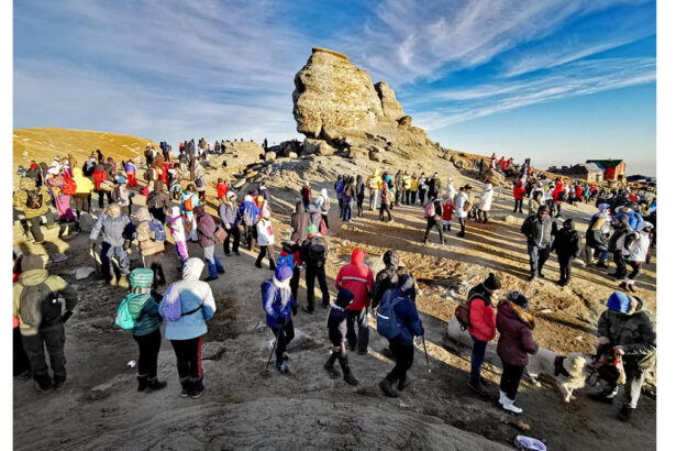 sute de curiosi se aduna maine 28 noiembrie pentru a simti energia sfinxului din bucegi legendele care invaluie stanca cu chip de om 692885008a5f6