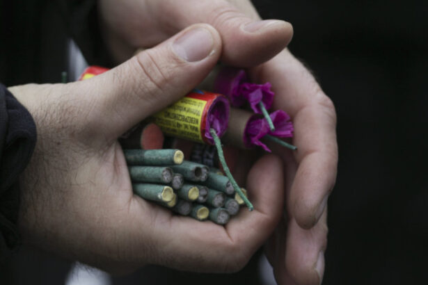 un barbat a fost prins cu trei tone de petarde si artificii politistii l au retinut 69297cf2c6c19