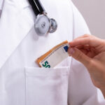 un barbat din bacau a recunoscut ca a mituit un medic sa ii faca analize complete la upu desi nu avea o urgenta de sanatate 691ca2533a346