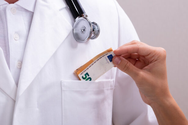 un barbat din bacau a recunoscut ca a mituit un medic sa ii faca analize complete la upu desi nu avea o urgenta de sanatate 691ca2533a346