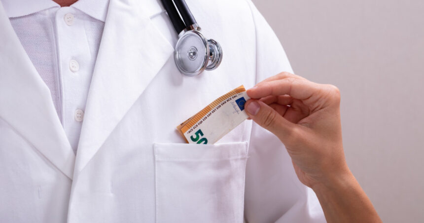 un barbat din bacau a recunoscut ca a mituit un medic sa ii faca analize complete la upu desi nu avea o urgenta de sanatate 691ca2533a346