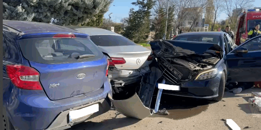 un barbat se zbate intre viata si moarte accident cu 3 masini la intrare in mamaia in zona malibu 69242708c05a7