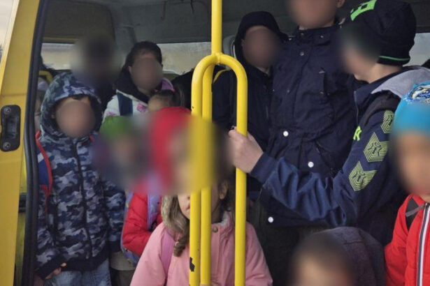 un microbuz scolar care transporta 31 de copii dublu fata de capacitatea maxima admisa a fost depistat in trafic in judetul covasna 691c94430e192