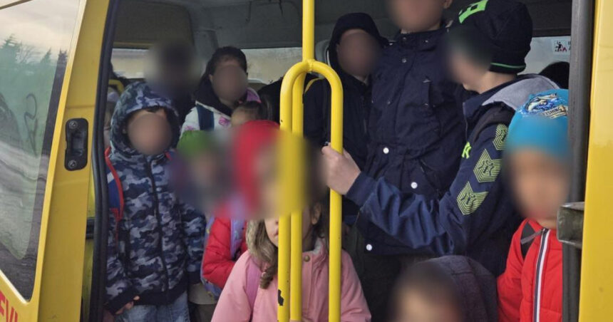 un microbuz scolar care transporta 31 de copii dublu fata de capacitatea maxima admisa a fost depistat in trafic in judetul covasna 691c94430e192