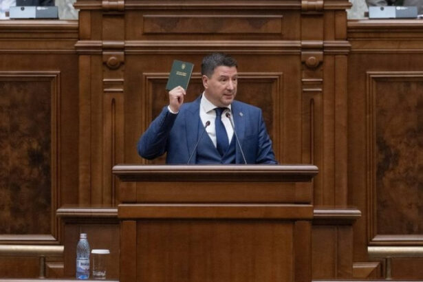 un senator ales pe listele sos este acuzat ca a furat un rucsac in care erau 1 500 de lei si o tableta 69176a633be1c