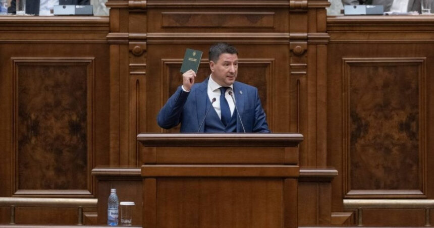 un senator ales pe listele sos este acuzat ca a furat un rucsac in care erau 1 500 de lei si o tableta 69176a633be1c