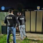 video barbat din valu lui traian suspectat ca impusca pisici cu munitie artizanala facuta din cuie ce au gasit politistii in curtea individului 6912d5fcb3b4c
