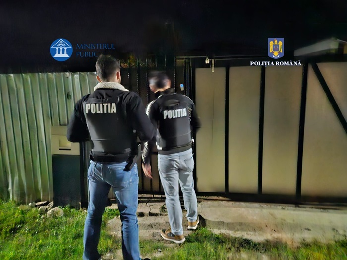 video barbat din valu lui traian suspectat ca impusca pisici cu munitie artizanala facuta din cuie ce au gasit politistii in curtea individului 6912d5fcb3b4c