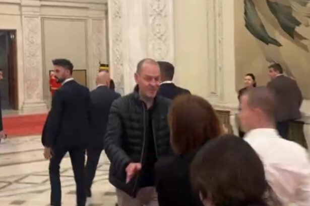 video cancelaria premierului a facut o comisie pentru cercetarea disciplinara a ofiterului de presa care a impins jurnalisti in parlament 6928a67e25dc6