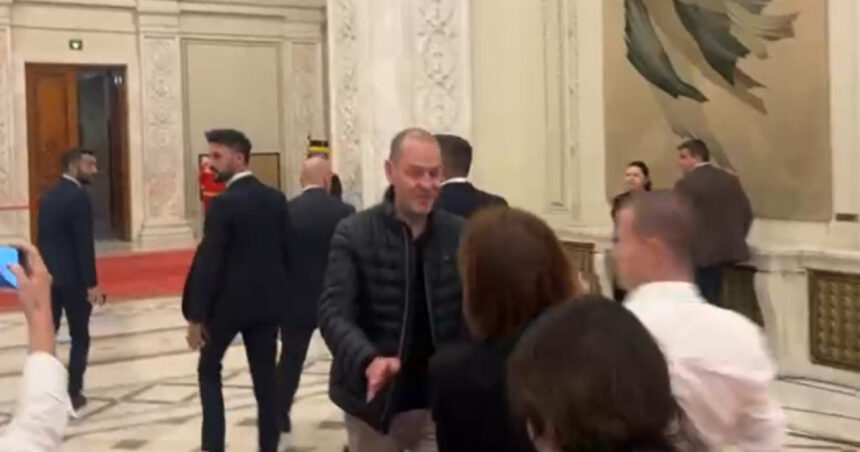 video cancelaria premierului a facut o comisie pentru cercetarea disciplinara a ofiterului de presa care a impins jurnalisti in parlament 6928a67e25dc6