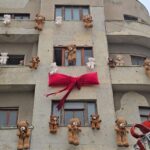video ce spune organizatorul targului de craciun din piata ovidiu despre ursii de plus spanzurati pe fatada unei cladiri 692996f746356