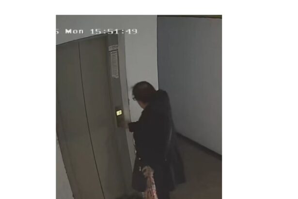 video cosmar in scara blocului o femeie in varsta atacata si jefuita de doi adolescenti 69178ba5da9e6