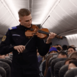 video imnul romaniei a rasunat la 10 000 de metri moment emotionant oferit de un jandarm la bordul unui avion tarom 692c41385ec93