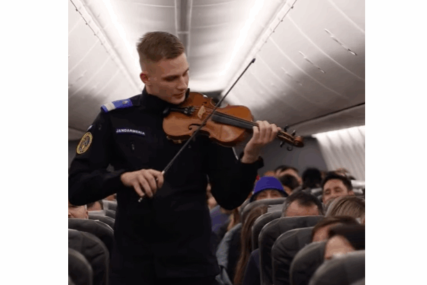 video imnul romaniei a rasunat la 10 000 de metri moment emotionant oferit de un jandarm la bordul unui avion tarom 692c41385ec93