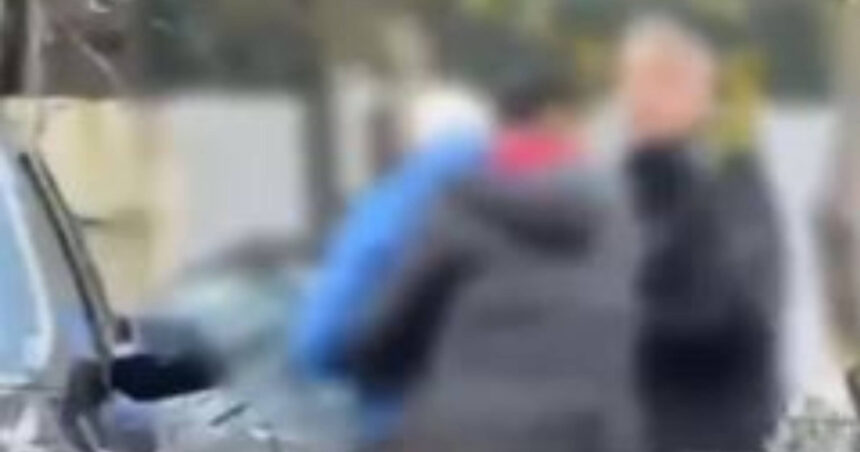 video inca un livrator strain a fost agresat in bucuresti un tanar a incercat sa i fure scuterul dar a fost imobilizat 691603c86a7e4