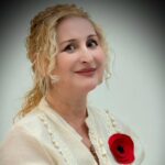 video lansarea volumului clepsidra cu maci a captivat iubitorii de cultura poezie si muzica mezzosoprana si poeta gabriela dobre a creat un eveniment de neuitat la muzeul de arta 6924c72dc333d