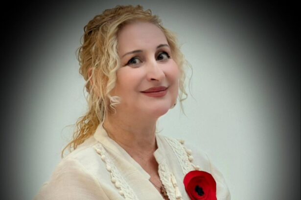 video lansarea volumului clepsidra cu maci a captivat iubitorii de cultura poezie si muzica mezzosoprana si poeta gabriela dobre a creat un eveniment de neuitat la muzeul de arta 6924c72dc333d