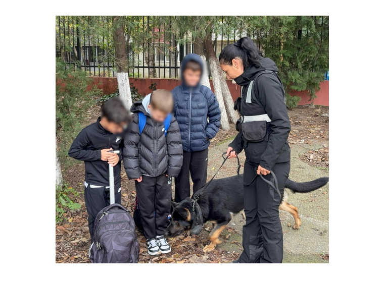 video lectie de siguranta in scolile din constanta politistii jandarmii si sky prietenul patruped alaturi de elevi 6916137620bb2