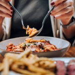 video ne uitam de 10 ori la meniu pana comandam romanii au rarit iesirile la restaurant din cauza scumpirilor 692a92b438362