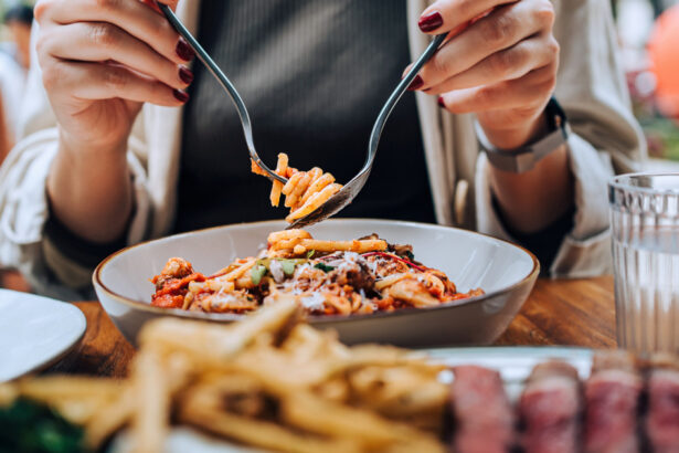 video ne uitam de 10 ori la meniu pana comandam romanii au rarit iesirile la restaurant din cauza scumpirilor 692a92b438362