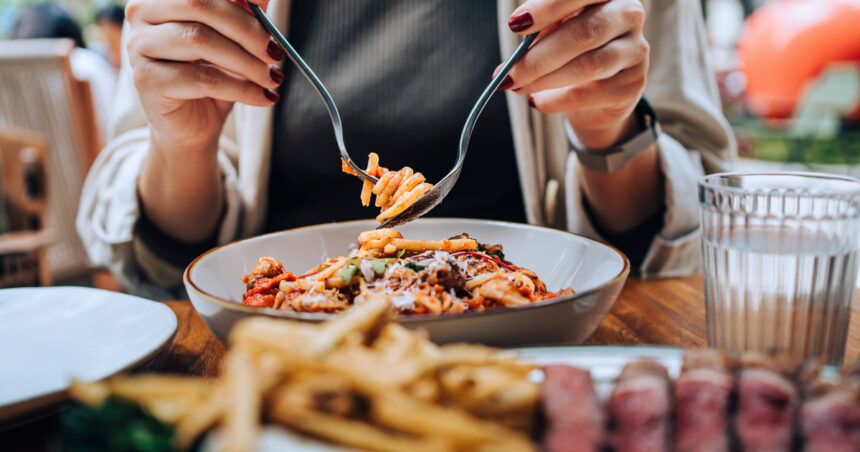 video ne uitam de 10 ori la meniu pana comandam romanii au rarit iesirile la restaurant din cauza scumpirilor 692a92b438362