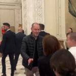 video ofiterul de presa de la guvern impinge jurnalistii care vor sa i adreseze intrebari premierului bolojan precizarile executivului 692729d048bcd