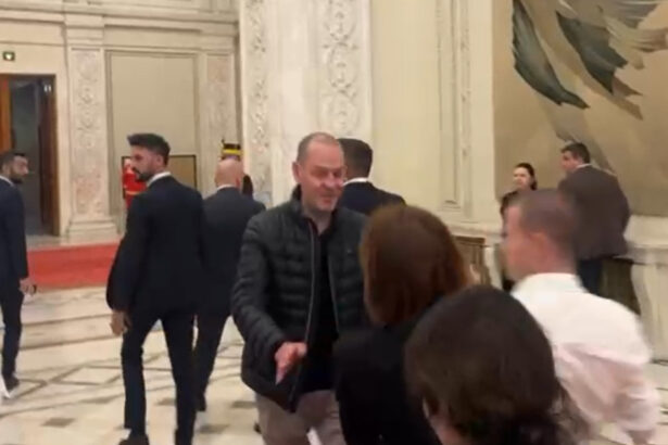 video ofiterul de presa de la guvern impinge jurnalistii care vor sa i adreseze intrebari premierului bolojan precizarile executivului 692729d048bcd