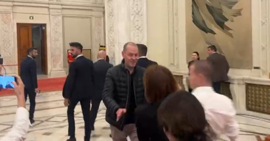 video ofiterul de presa de la guvern impinge jurnalistii care vor sa i adreseze intrebari premierului bolojan precizarile executivului 692729d048bcd