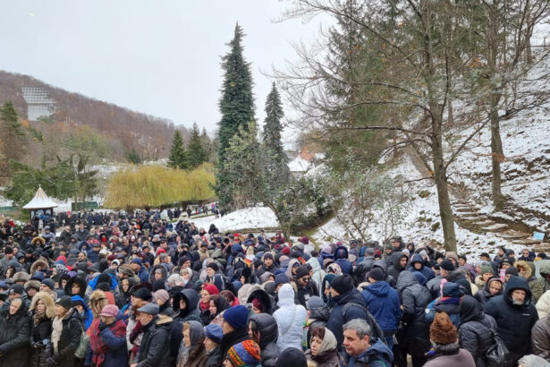 video pelerinaj la manastirea prislop mii de credinciosi asteapta canonizarea parintelui arsenie boca 6929e2f7d542b